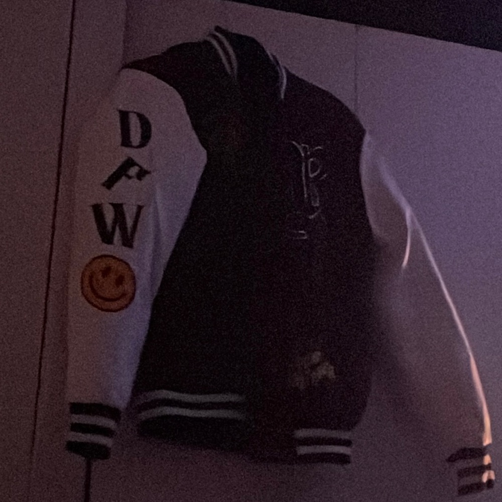 I’m selling a variety jacket it’s brown and white it very comfortable